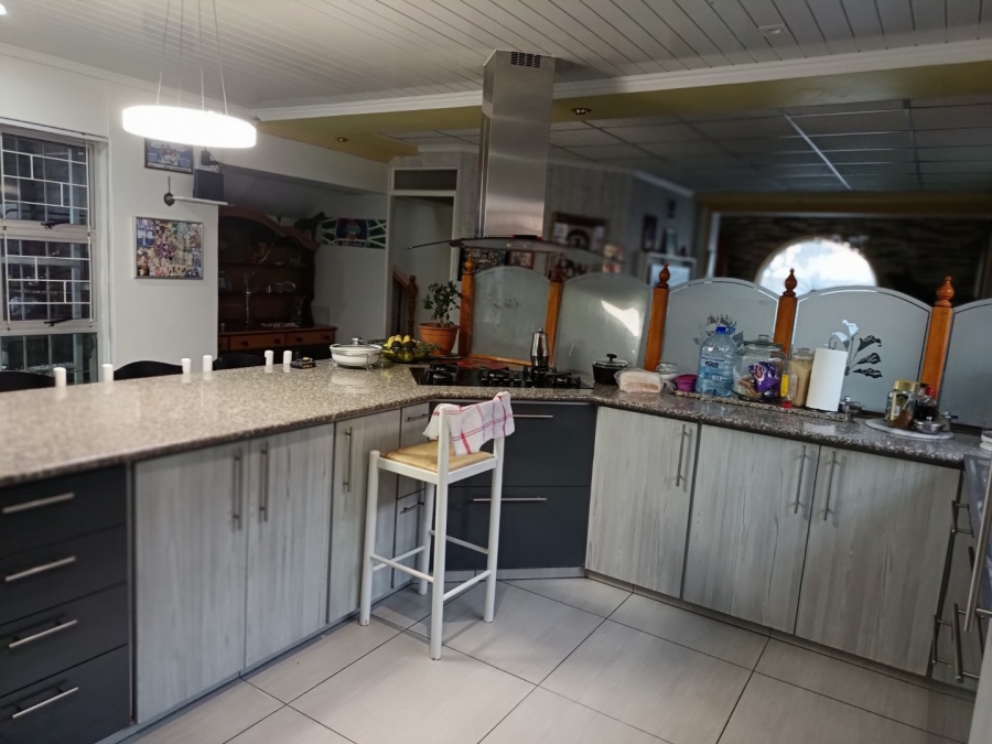 6 Bedroom Property for Sale in Maitland Western Cape